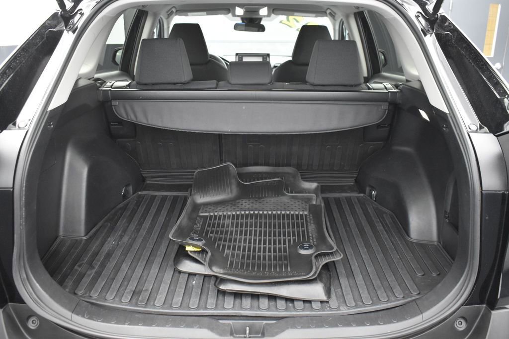 Used 2022 Toyota RAV4 LE AWD/4WD image 10