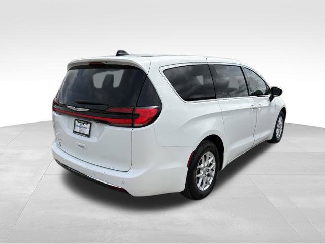 Used 2023 Chrysler Pacifica Touring-L FWD image 2