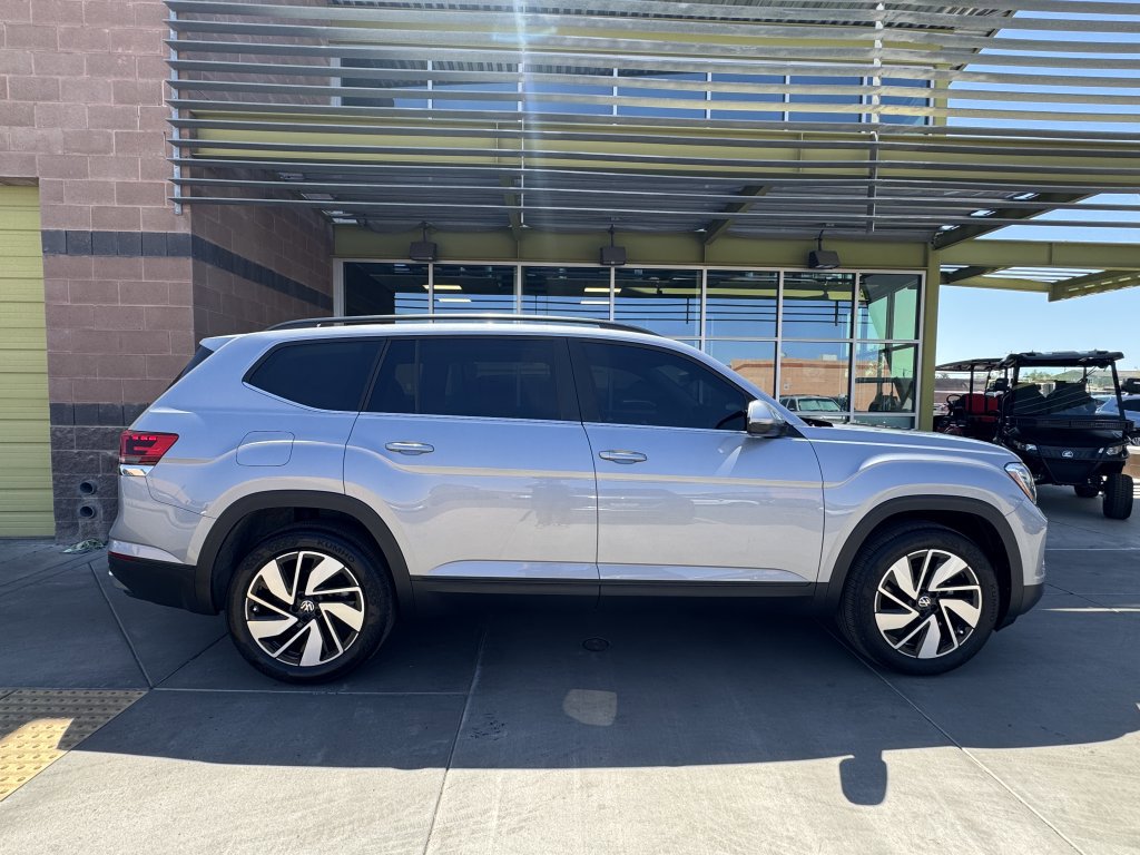 Used 2024 Volkswagen Atlas SE w/ Panoramic Sunroof Package image 9