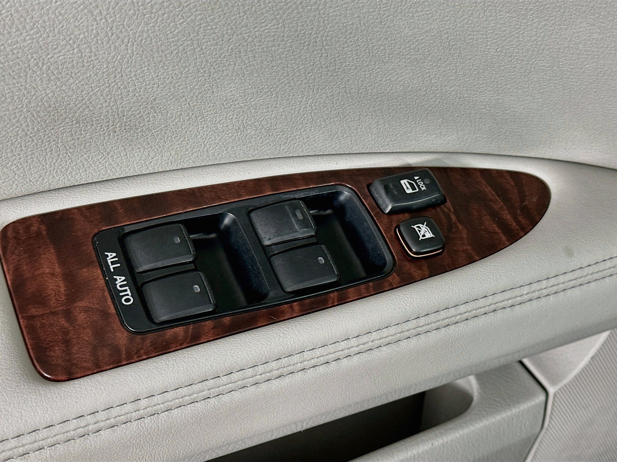 Used 2012 Toyota Avalon Limited FWD image 15
