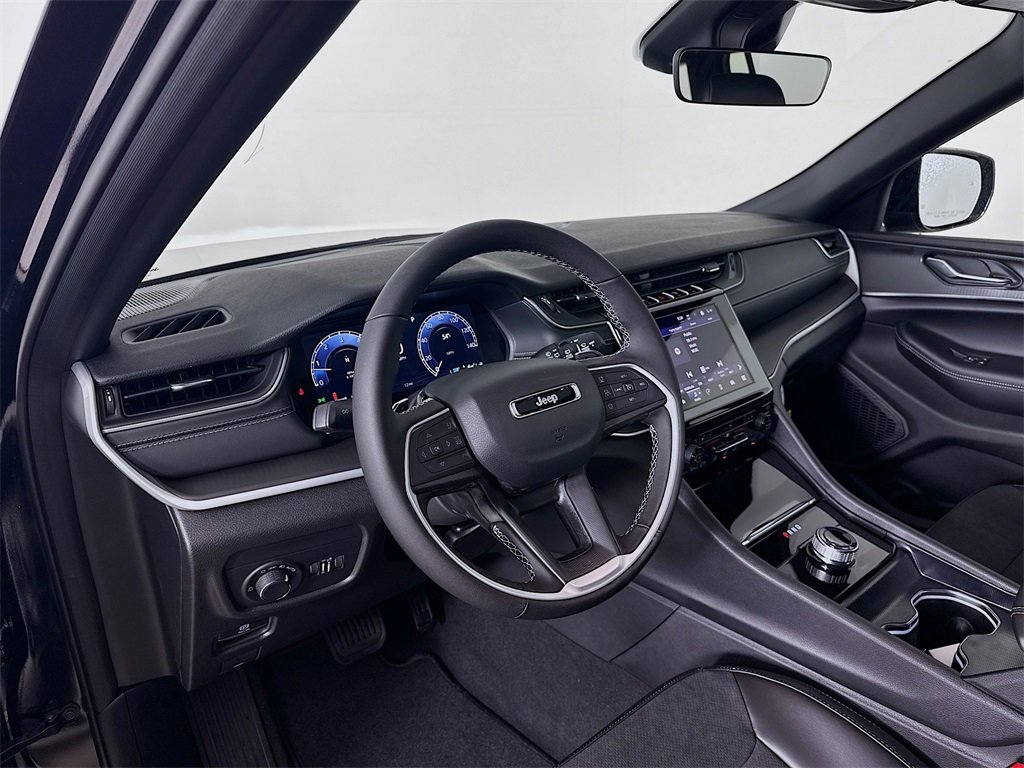 New 2025 Jeep Grand Cherokee Altitude image 9