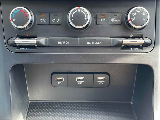 Used 2024 Kia Carnival LX FWD image 10