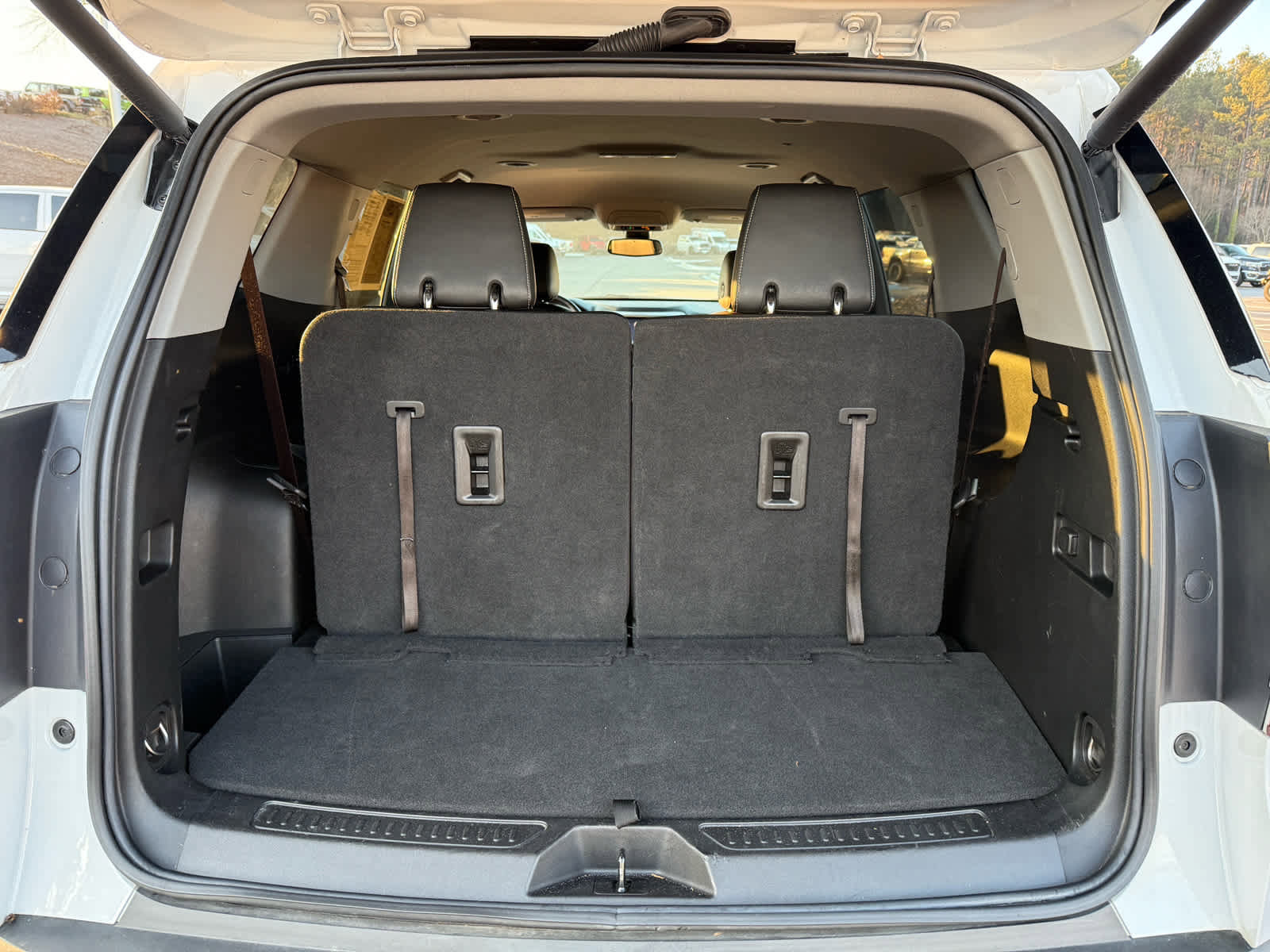 Used 2023 GMC Acadia SLT image 28