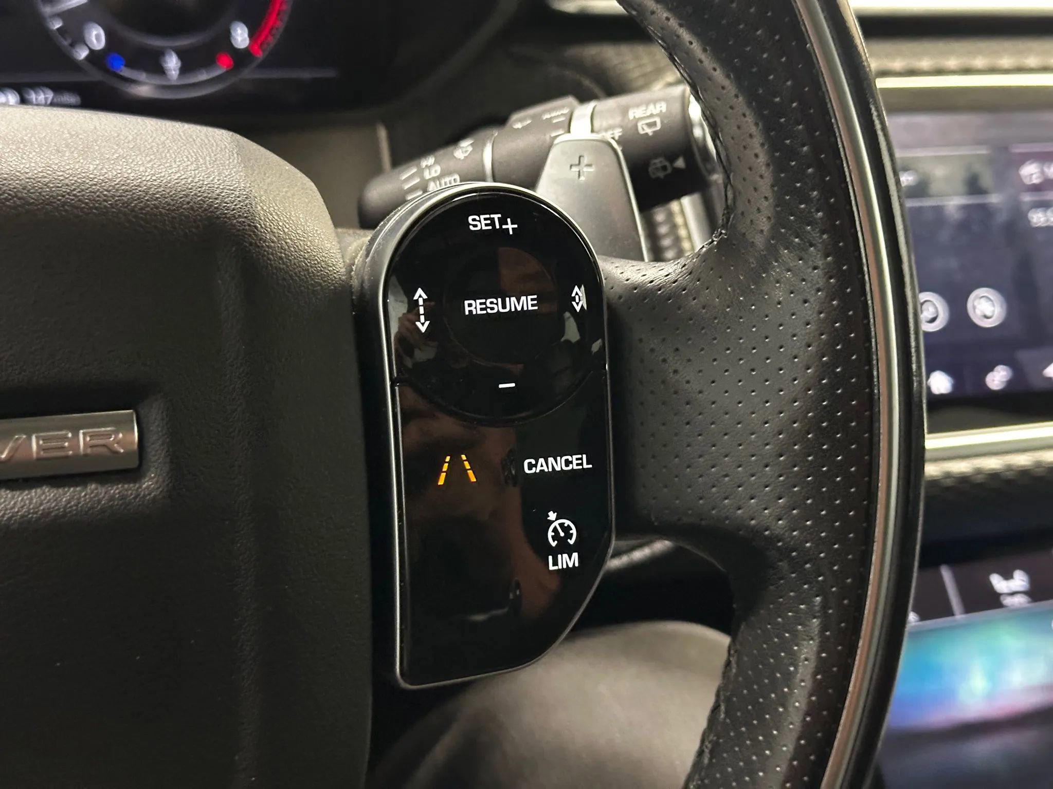 Used 2019 Land Rover Range Rover Velar R-Dynamic SE image 31