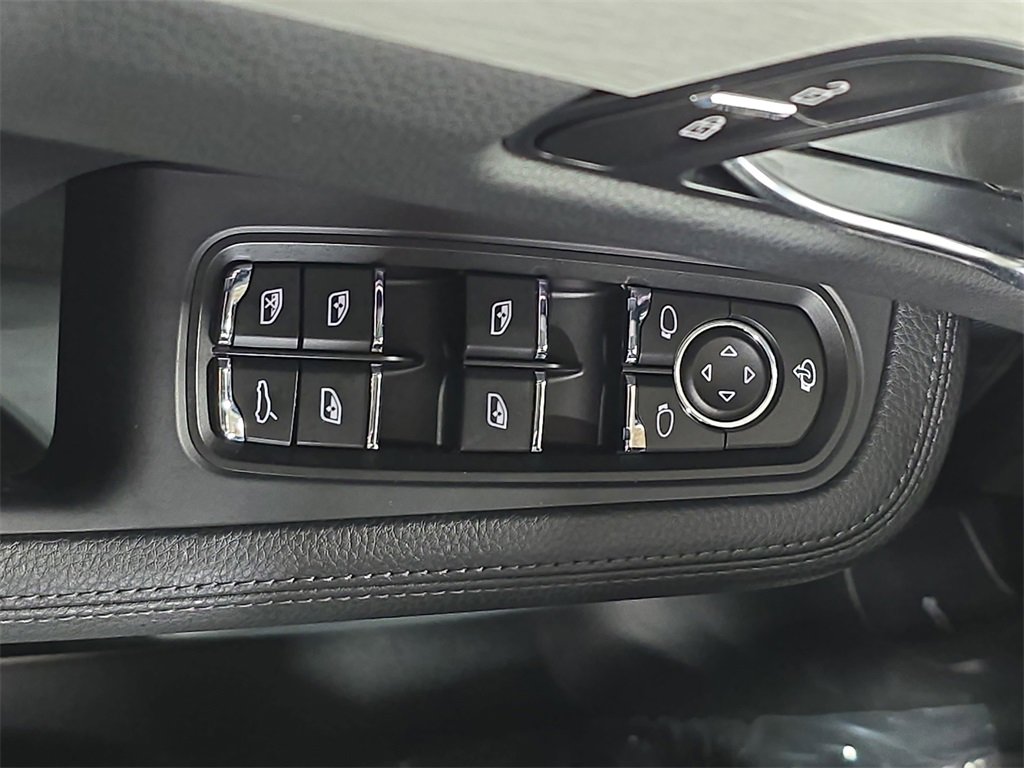 Certified 2025 Porsche Macan image 21