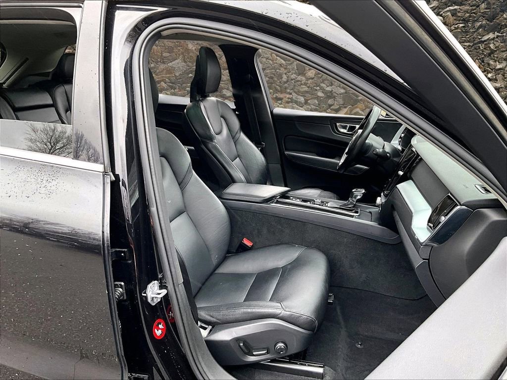 Used 2018 Volvo XC60 T6 Momentum w/ Convenience Package image 6