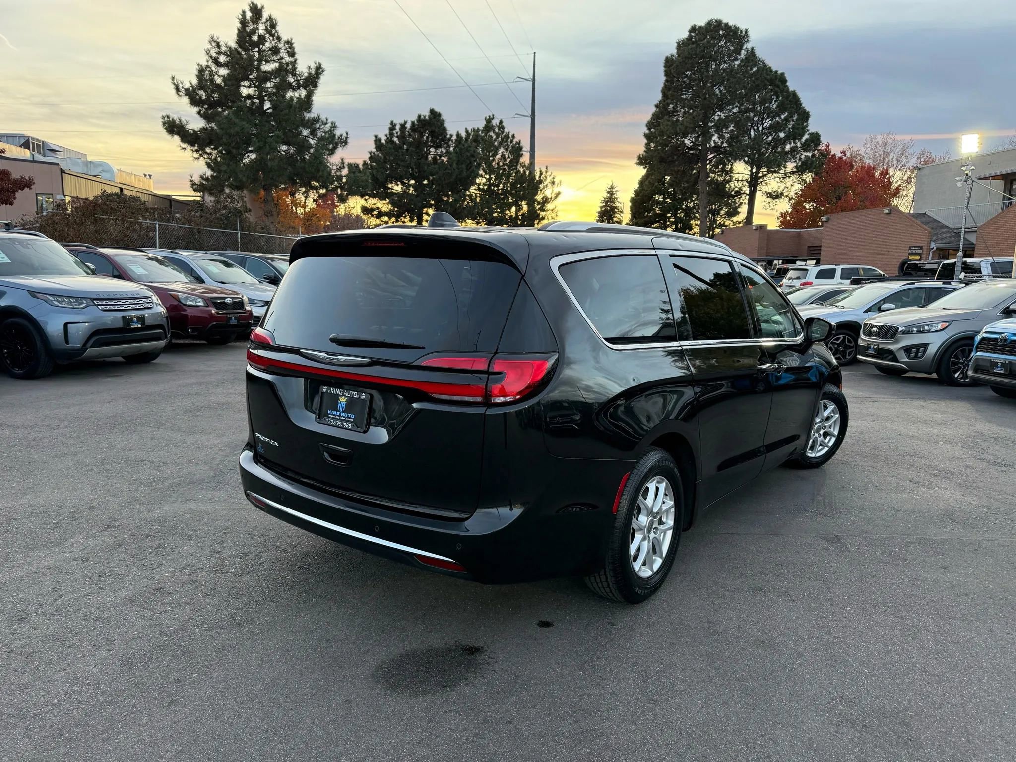 Used 2021 Chrysler Pacifica Touring-L image 5