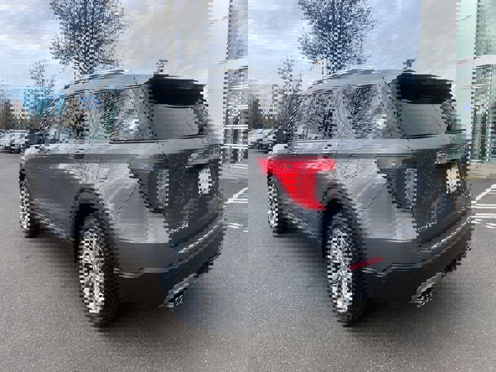 Used 2021 Ford Explorer Platinum w/ Equipment Group 601A AWD/4WD image 2