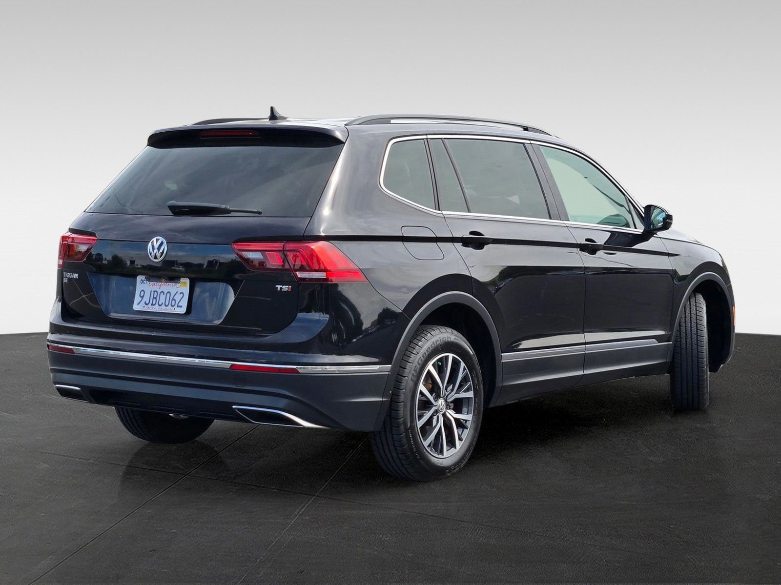 Used 2018 Volkswagen Tiguan SEL FWD image 4