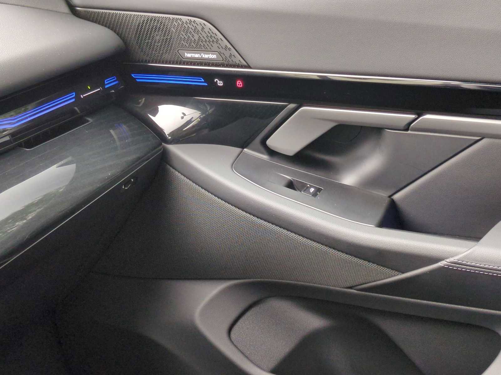 Certified 2025 BMW 530i xDrive w/ Premium Package image 34