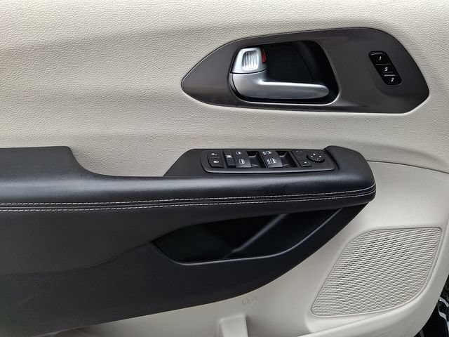 Used 2024 Chrysler Pacifica Touring-L FWD image 13