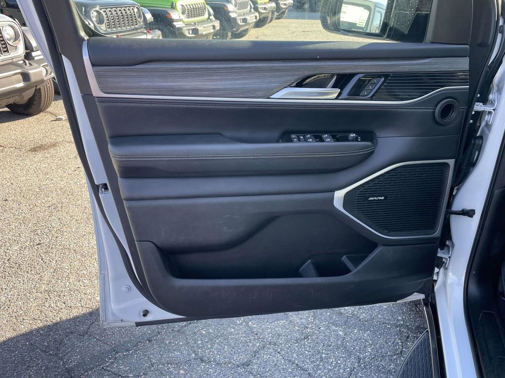 Certified 2024 Jeep Wagoneer Series II w/ Flexible Seating Group image 24