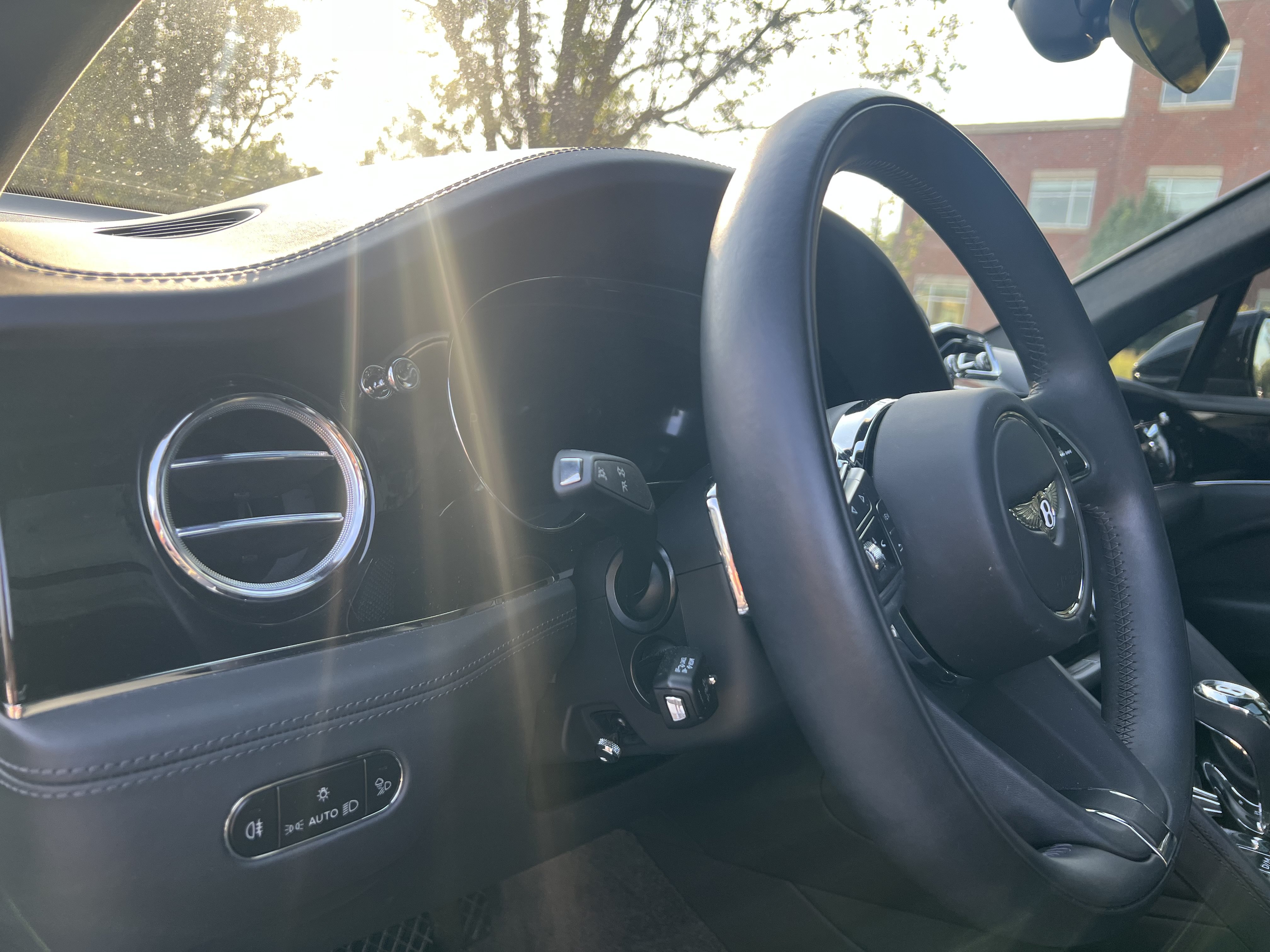 Used 2024 Bentley Bentayga Plug-In Hybrid AWD/4WD image 9