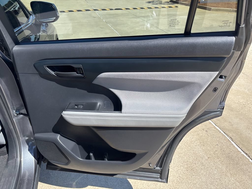 Used 2021 Toyota Highlander LE FWD image 45