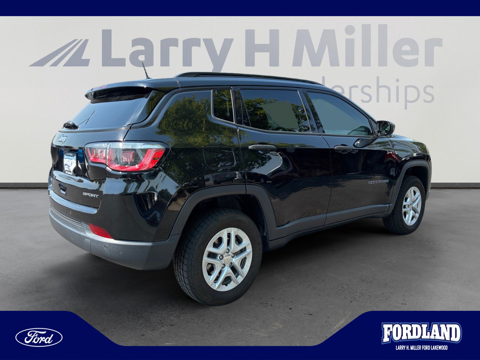 Used 2017 Jeep Compass Sport w/ Tech Group AWD/4WD image 5