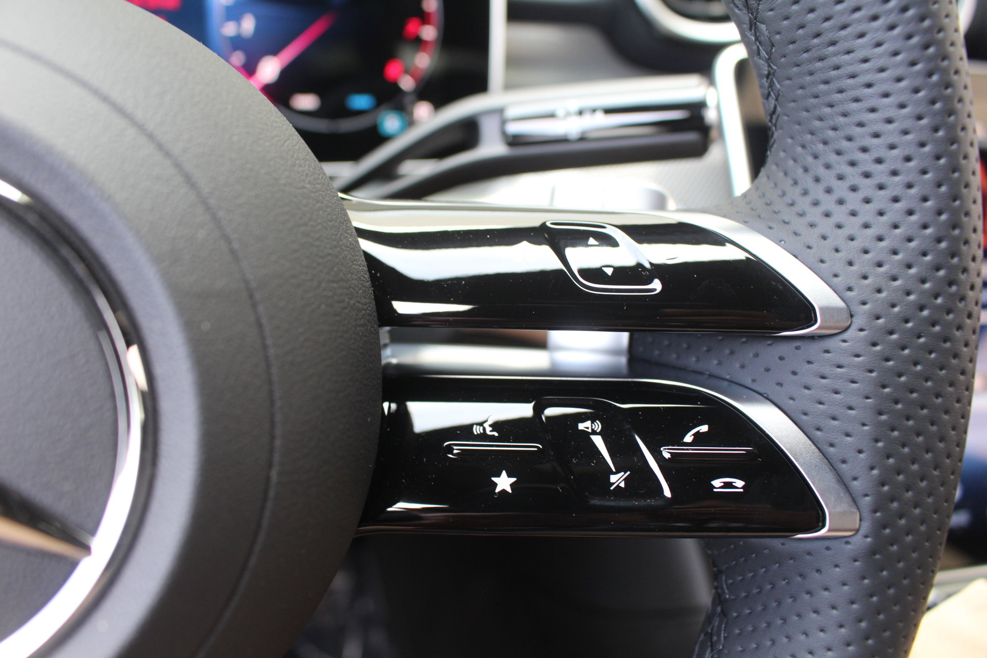 Used 2025 Mercedes-Benz C 300 Sedan image 27