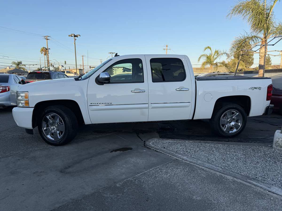Used 2011 Chevrolet Silverado 1500 LT w/ Regional Value Package AWD/4WD image 2