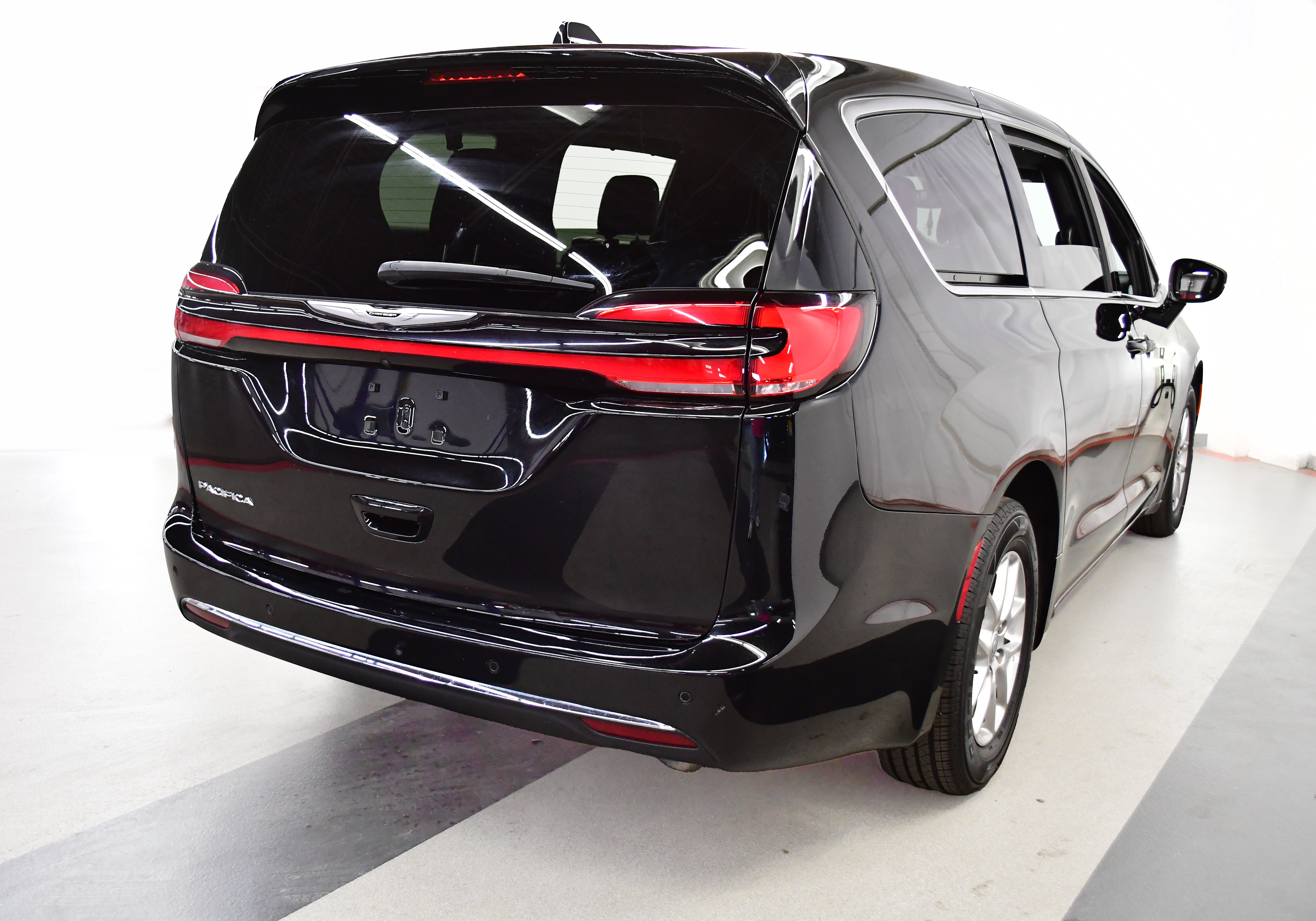 Used 2025 Chrysler Pacifica Select FWD image 7