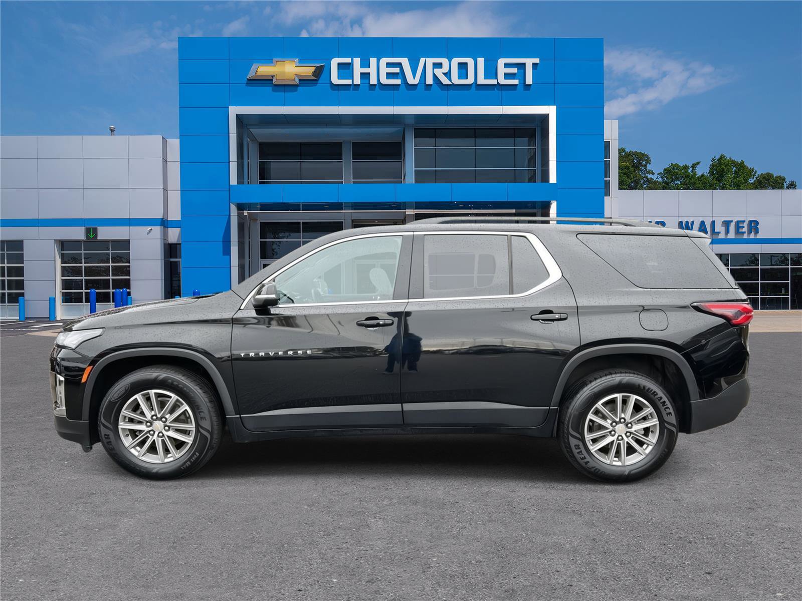 Used 2023 Chevrolet Traverse LT image 36