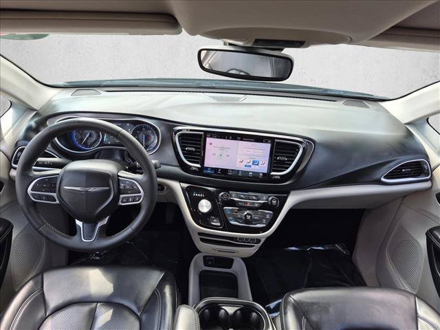 Used 2023 Chrysler Pacifica Touring-L FWD image 16