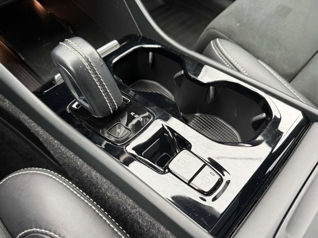 Used 2021 Volvo XC40 T5 R-Design w/ Advanced Package image 6