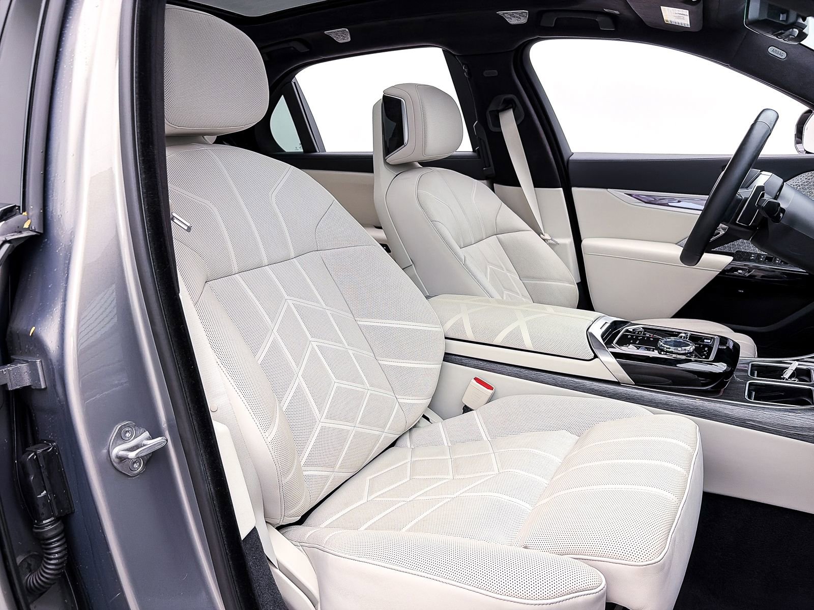 Used 2024 BMW 760i xDrive AWD/4WD image 44