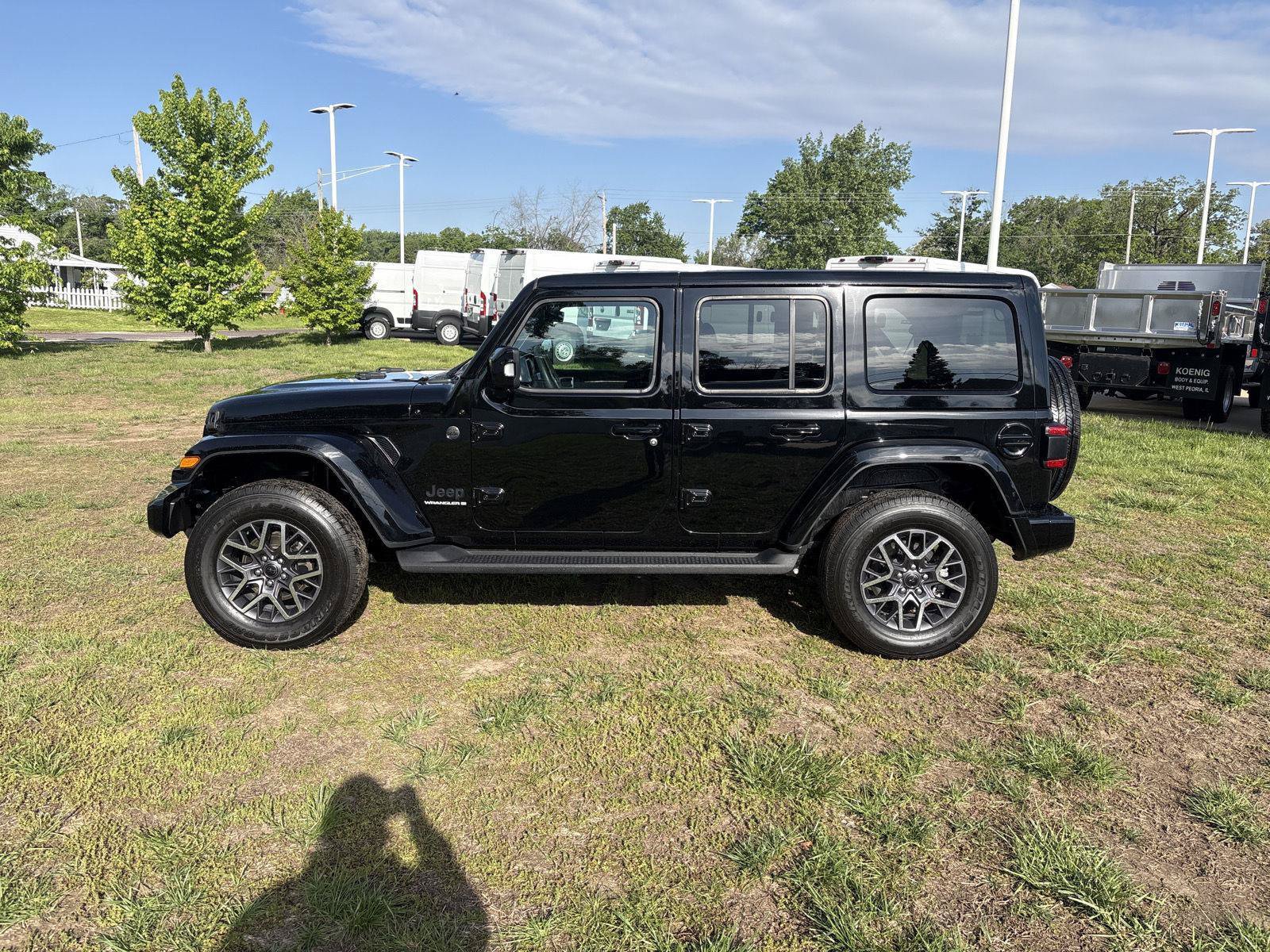 Used 2023 Jeep Wrangler Unlimited Sahara AWD/4WD image 3