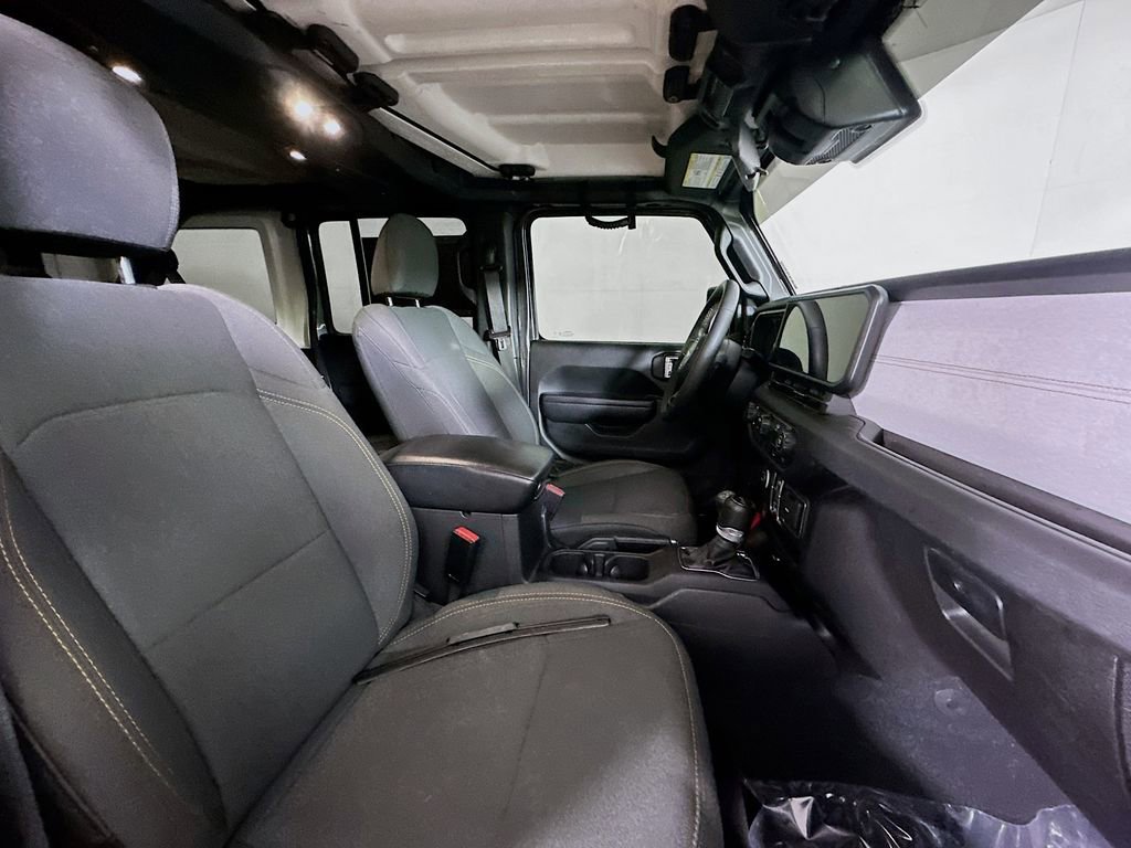 Used 2024 Jeep Wrangler Unlimited image 12