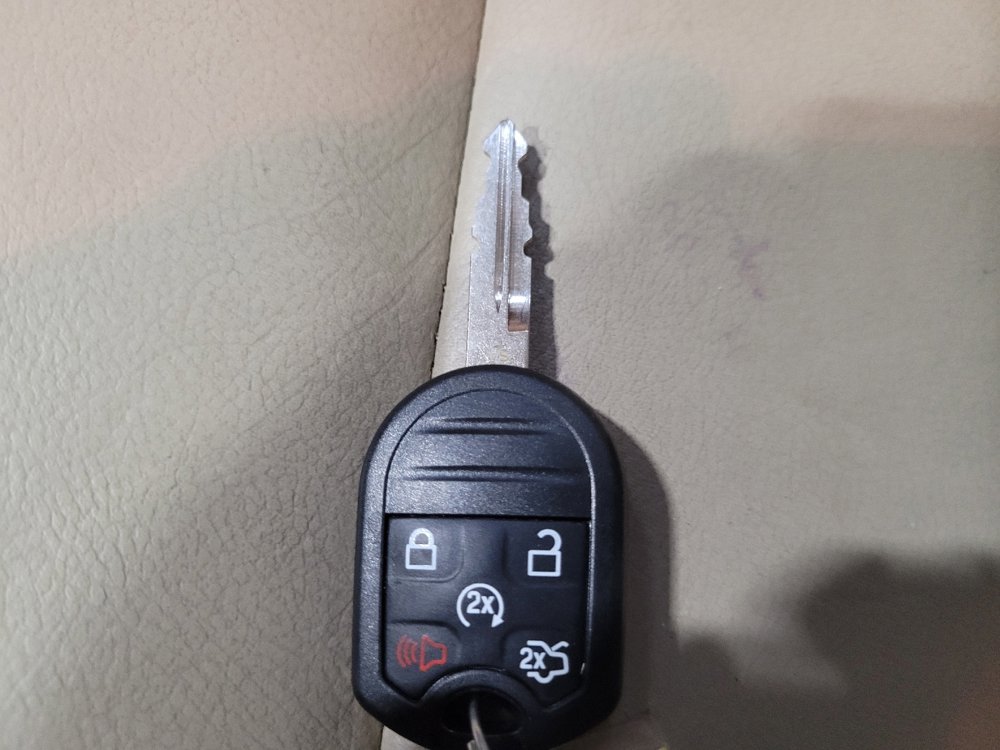 Used 2013 Ford Taurus SEL image 32