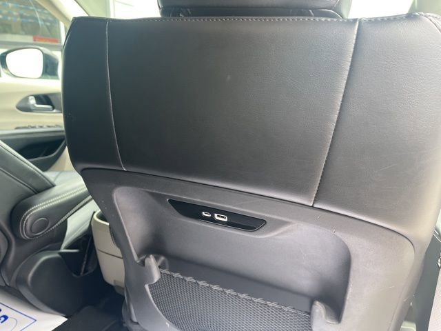 Used 2024 Chrysler Pacifica Touring-L image 47