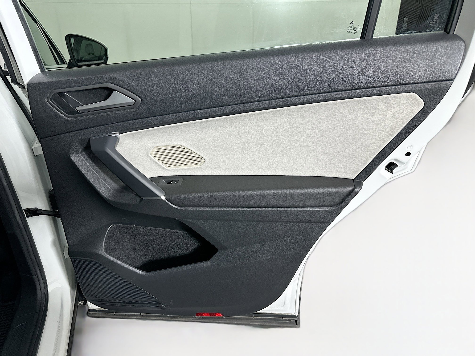 Used 2020 Volkswagen Tiguan SE w/ Panoramic Sunroof Package FWD image 29