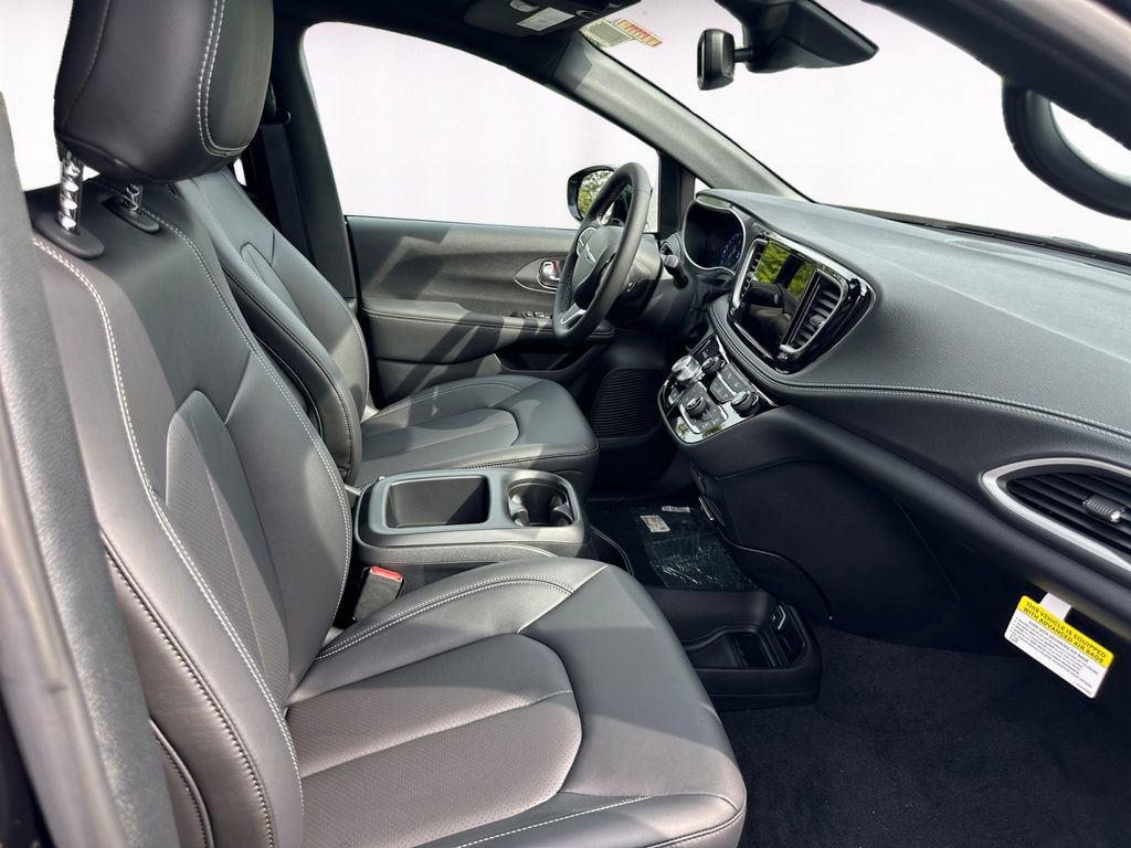 New 2026 Chrysler Pacifica Select image 15