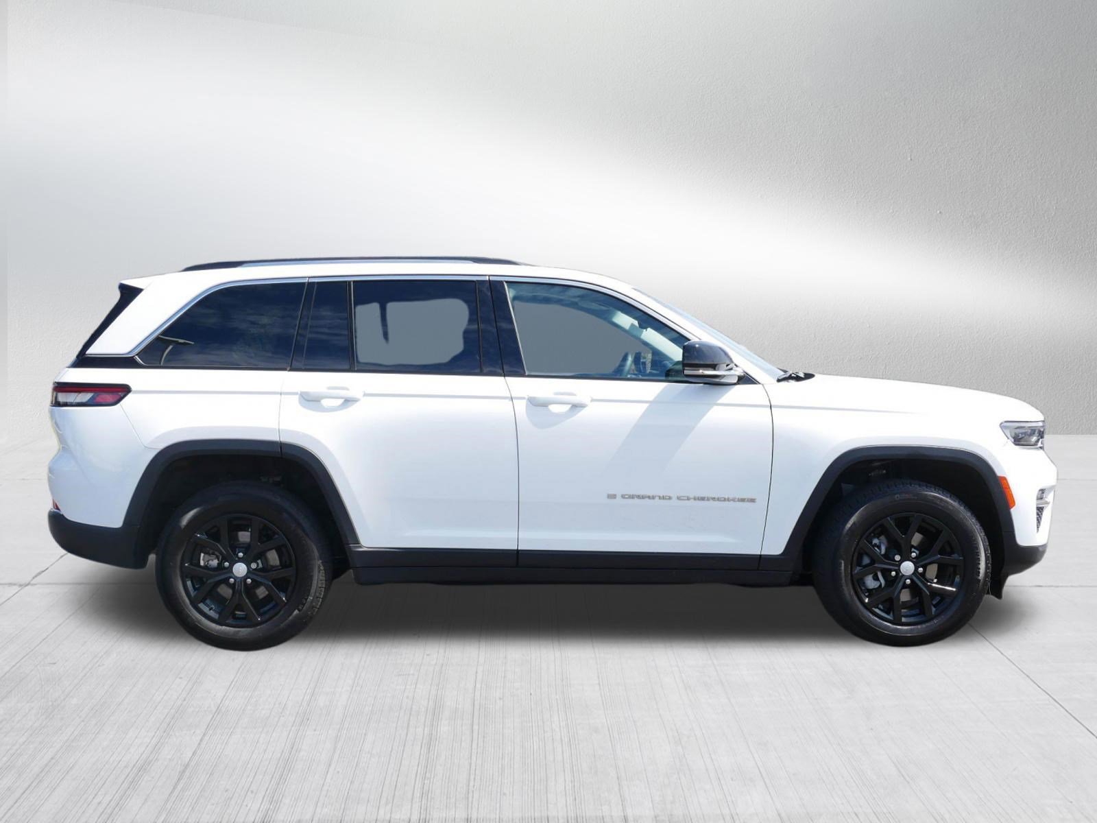 Used 2023 Jeep Grand Cherokee Limited AWD/4WD image 8