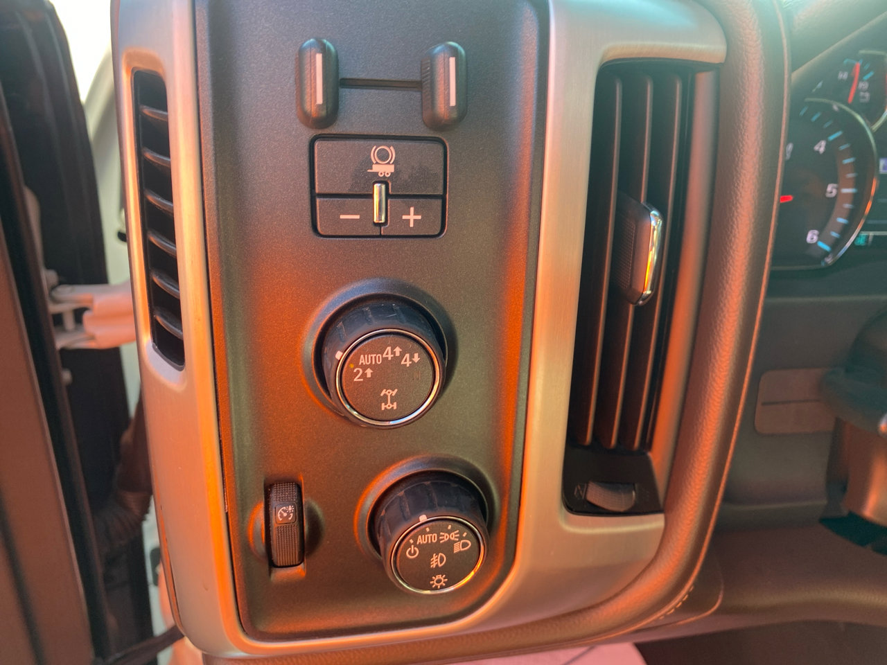 Used 2018 GMC Sierra 1500 SLT image 16