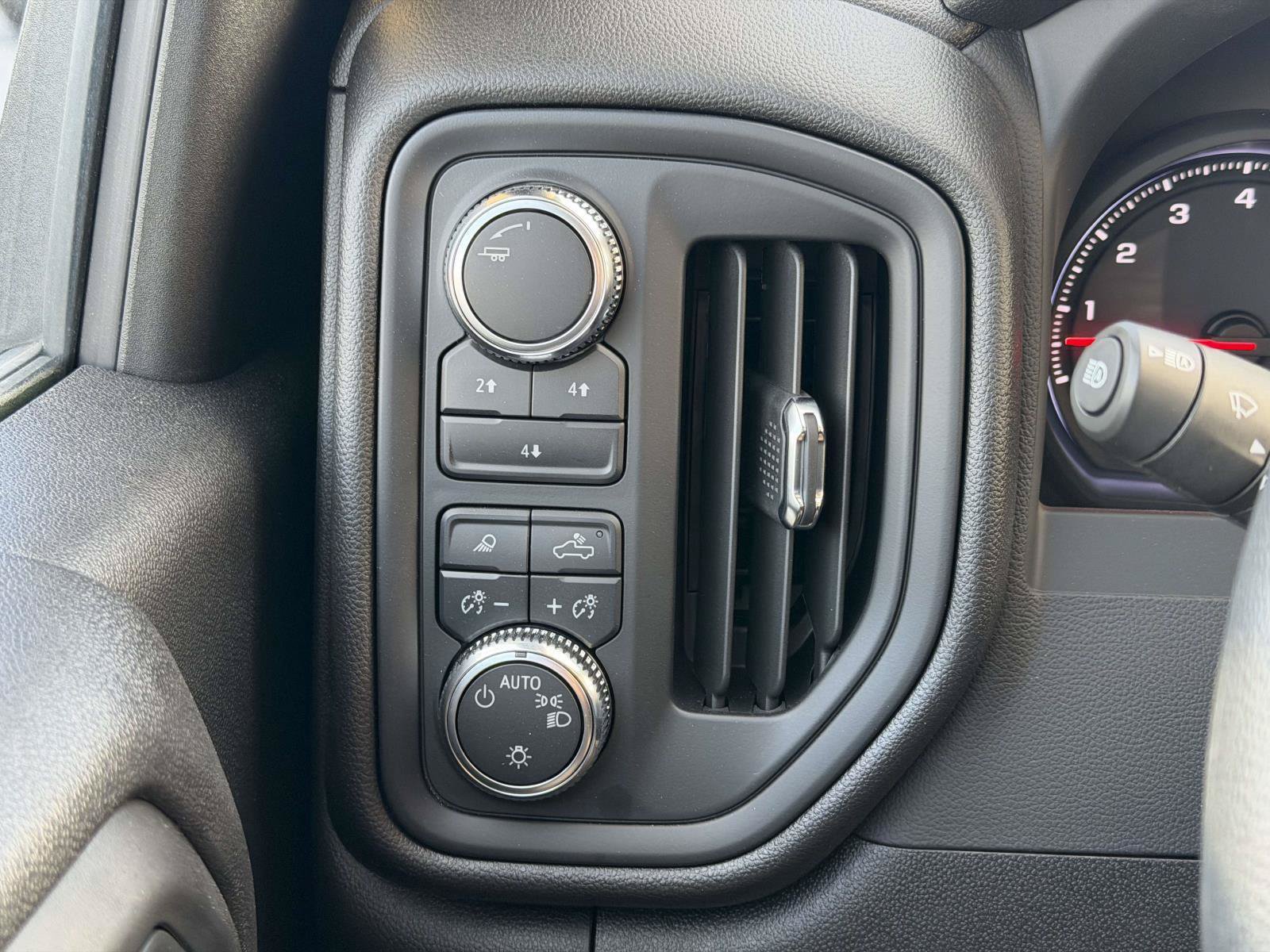 Used 2025 GMC Sierra 2500 Pro AWD/4WD image 13