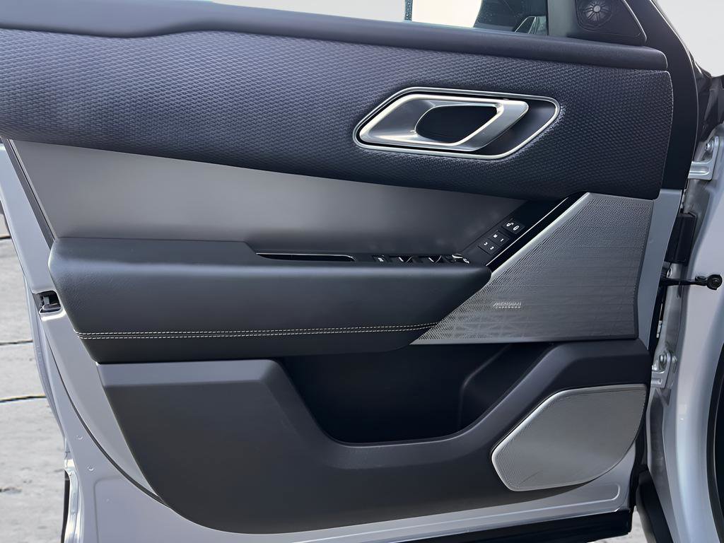 Used 2018 Land Rover Range Rover Velar S image 32