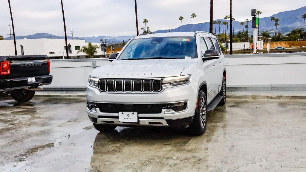 Used 2024 Jeep Wagoneer L Series II w/ Flexible Seating Group AWD/4WD image 4