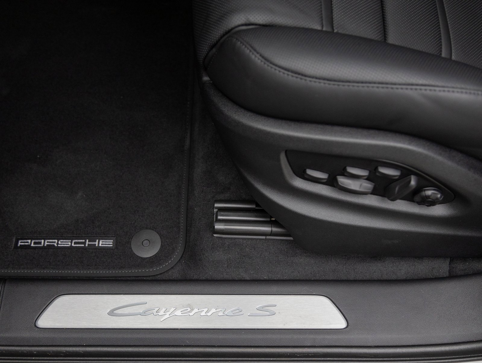 Used 2025 Porsche Cayenne S image 22