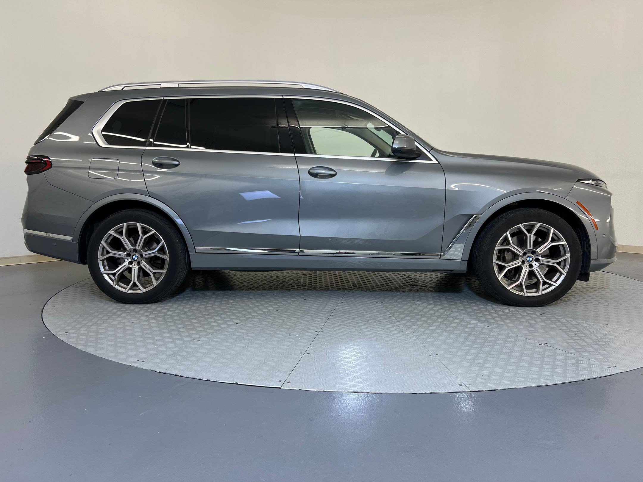 Used 2025 BMW X7 xDrive40i w/ Premium Package image 8