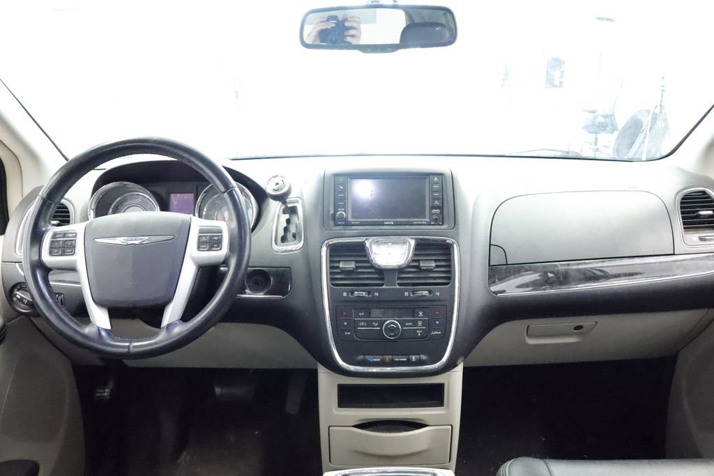 Used 2014 Chrysler Town & Country Touring FWD image 16