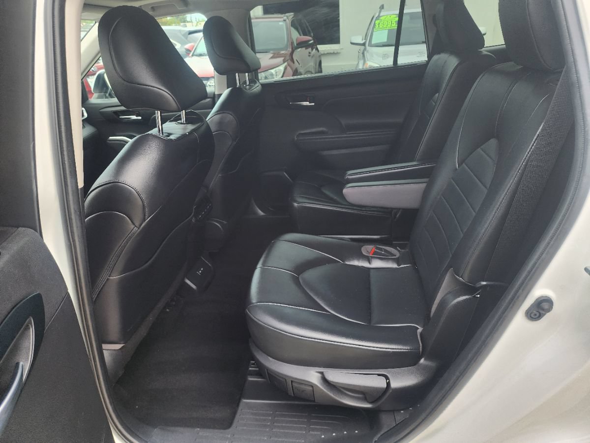 Used 2022 Toyota Highlander XLE FWD image 9