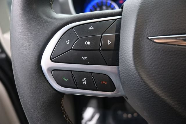 Used 2024 Chrysler Pacifica Touring-L FWD image 14