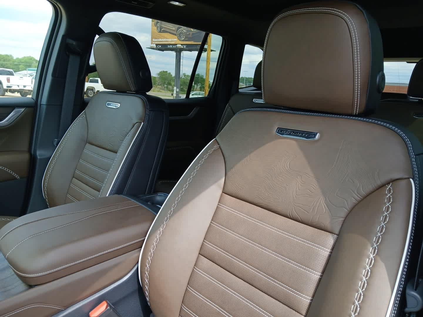 New 2026 GMC Acadia Denali Ultimate w/ LPO, Floor Liner Package AWD/4WD image 17