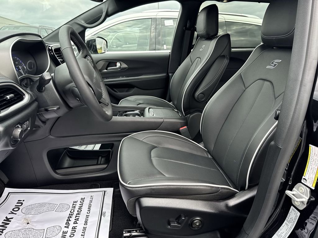 New 2027 Chrysler Pacifica Limited AWD/4WD image 11