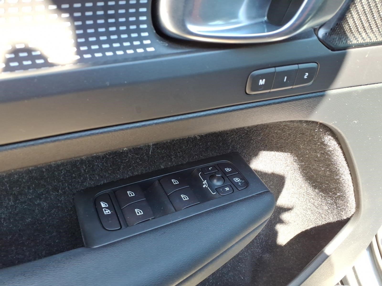 Used 2019 Volvo XC40 T5 R-Design image 13