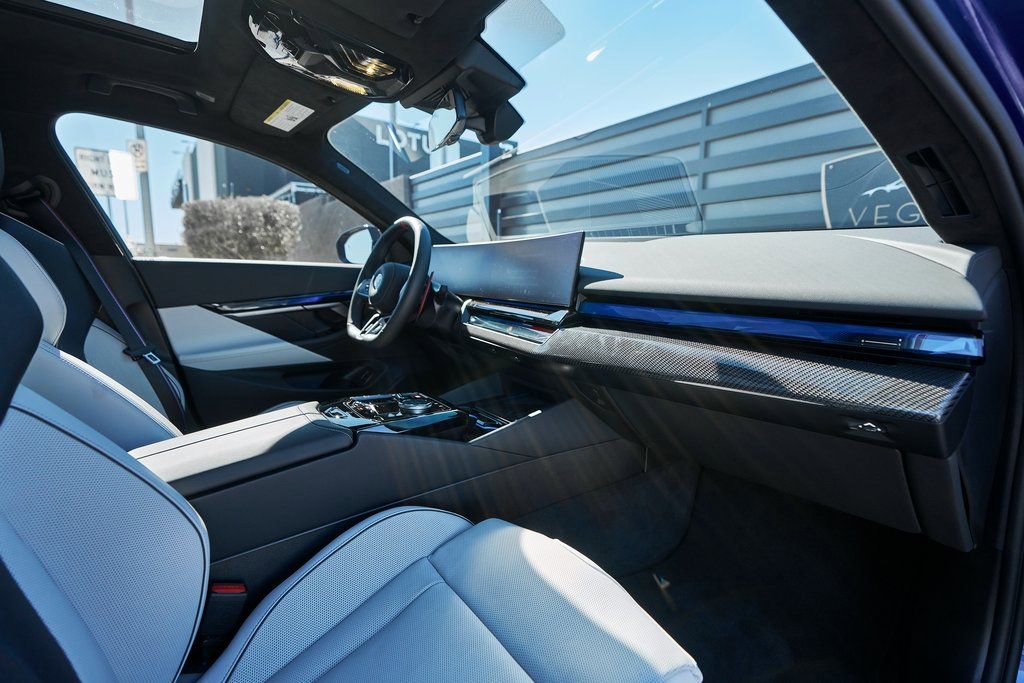 Used 2025 BMW M5 Touring image 37