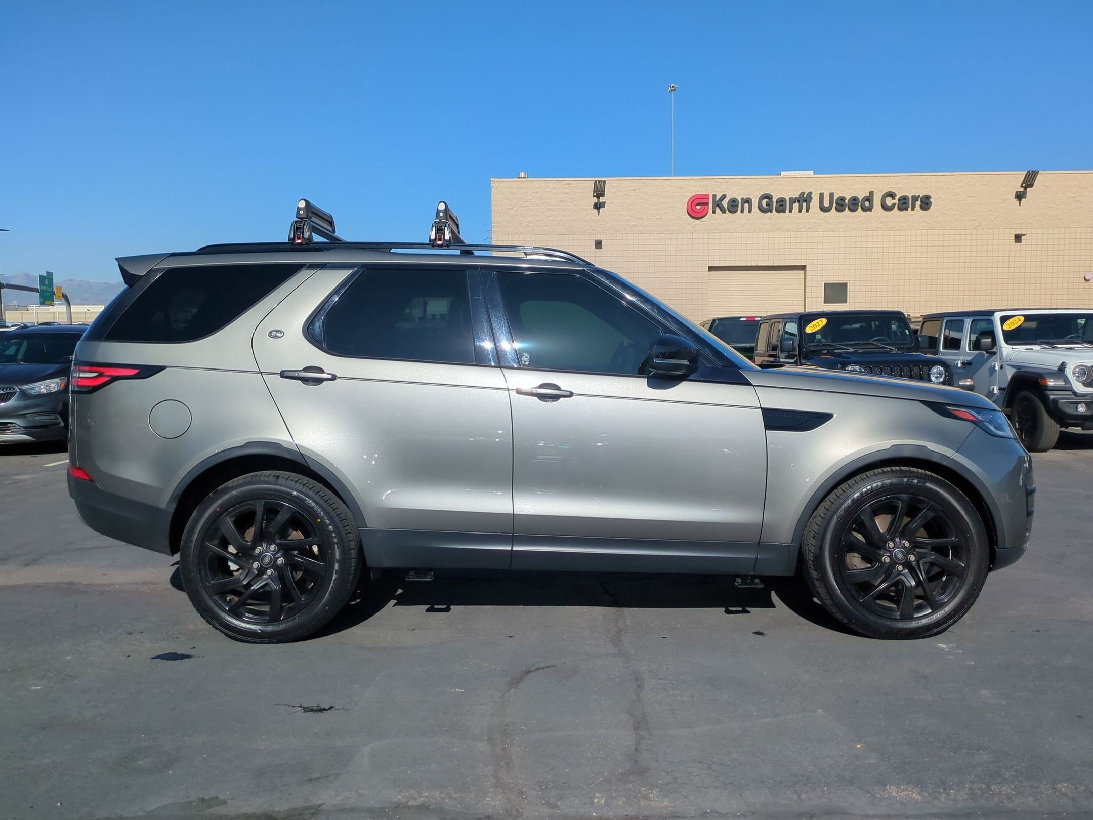 Used 2018 Land Rover Discovery HSE AWD/4WD image 2
