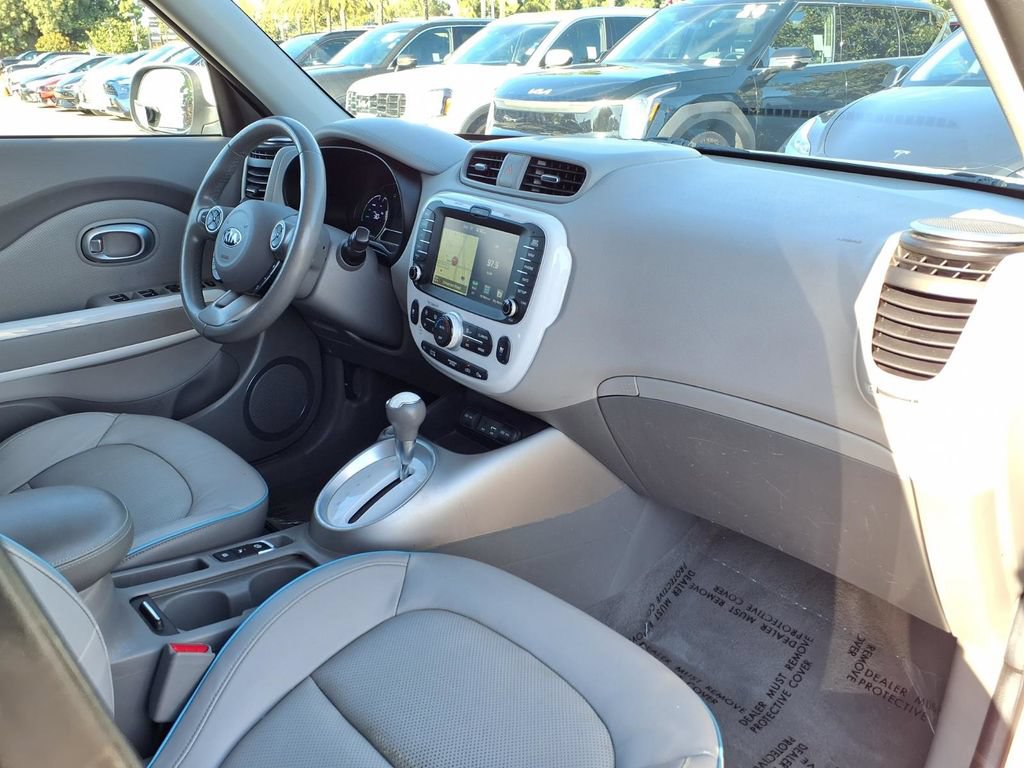 Used 2015 Kia Soul EV + FWD image 12