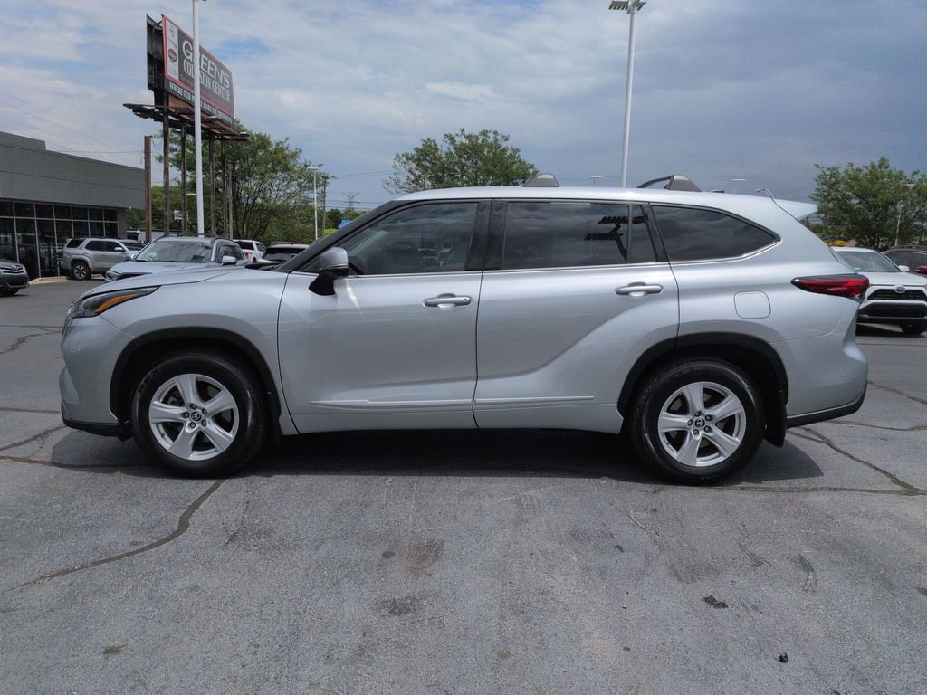 Used 2022 Toyota Highlander L AWD/4WD image 2