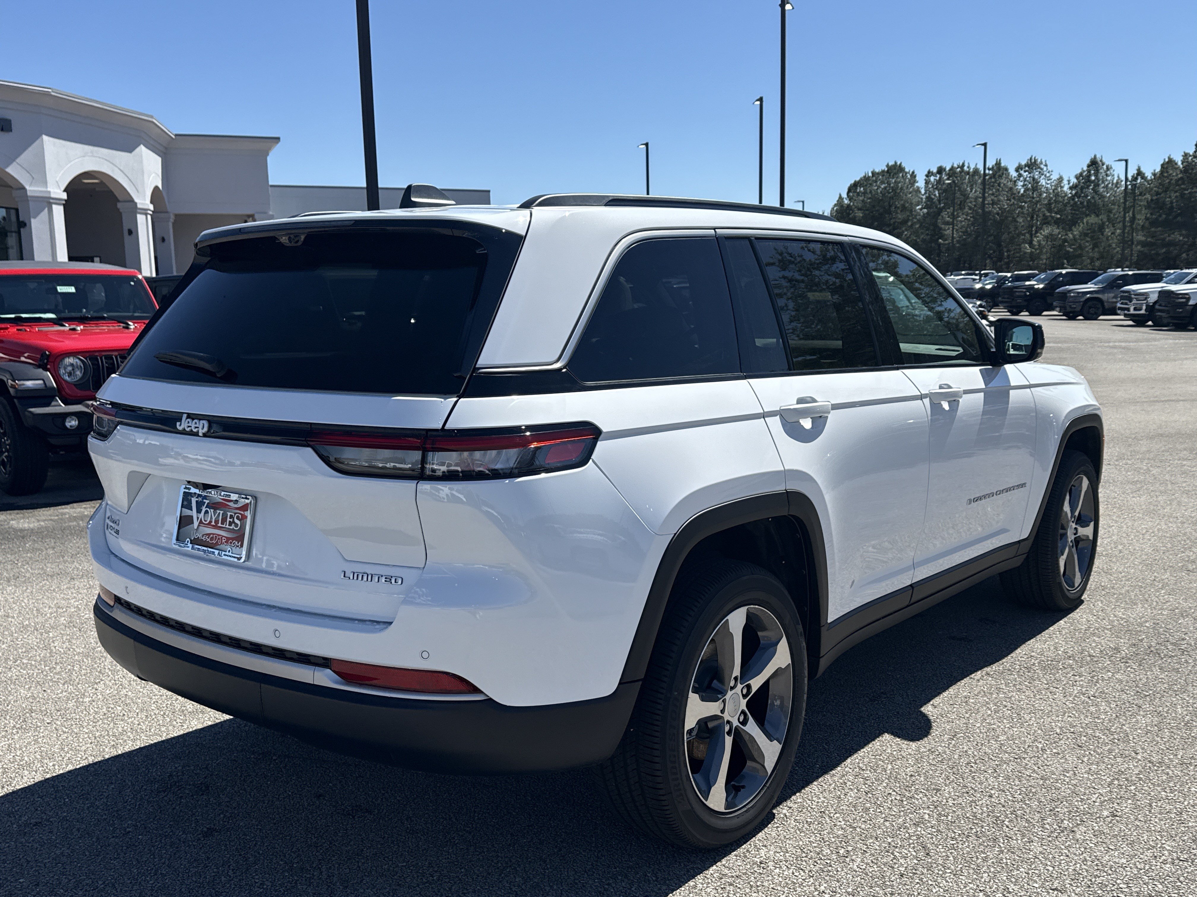 New 2026 Jeep Grand Cherokee Limited w/ Luxury Tech Group II AWD/4WD image 7